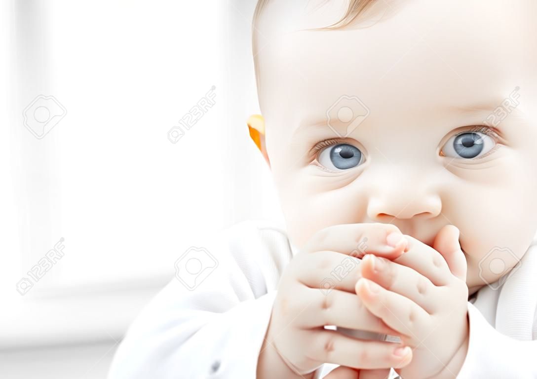 niño, la felicidad y concepto de la gente - adorable bebé