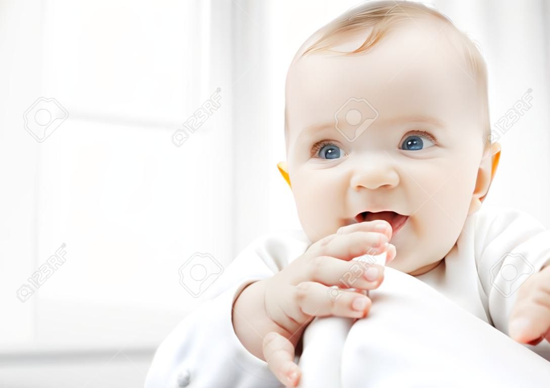kind, geluk en mensen concept - schattige baby