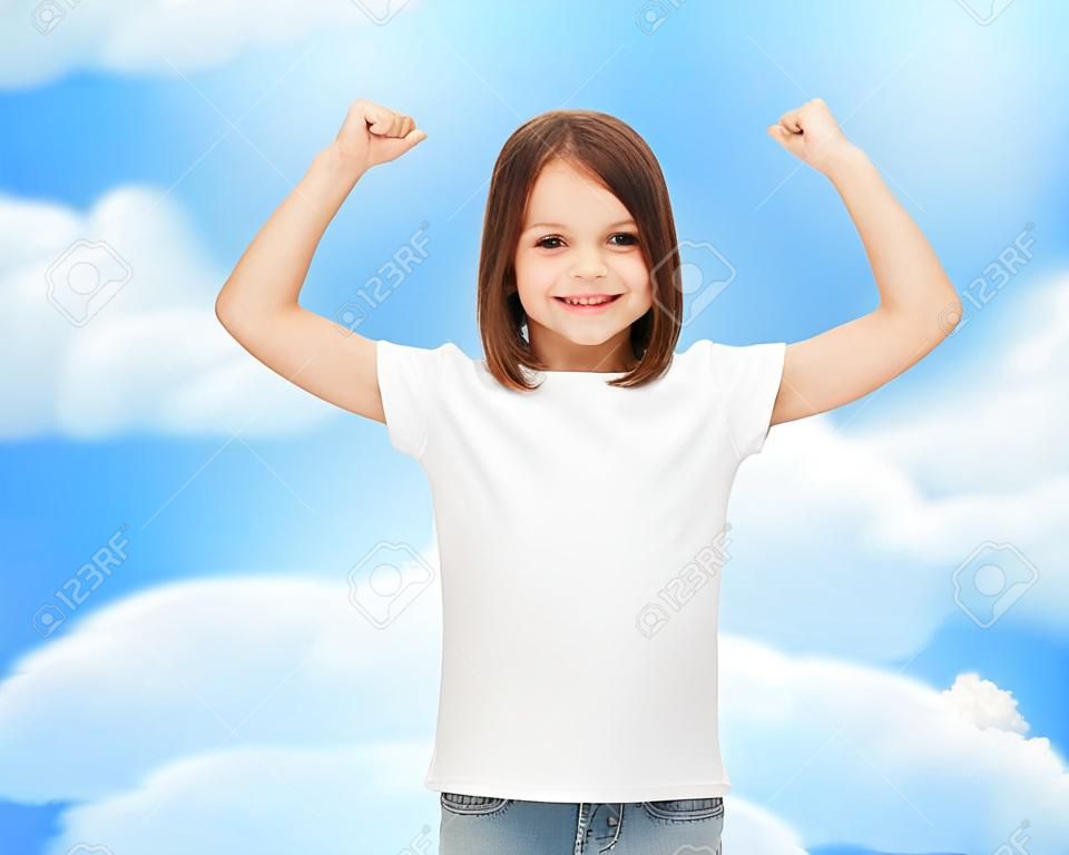 reklama, sen, dzieciństwo, gest i ludzi - uśmiecha się dziewczynka w białym pustym koszulce z uniesionymi ramionami ponad tle nieba