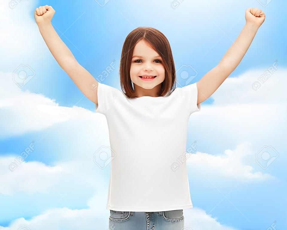 реклама, сон, детство, жест, и люди - улыбающийся маленькая девочка в белом пустой футболку с поднятыми руками над облачной фоне неба