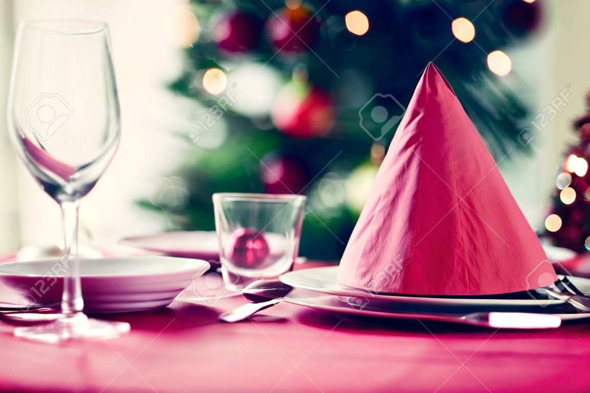 vacances, célébration et le concept de la maison - gros plan de manger avec l'arbre de Noël et une table décorée