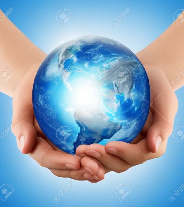 la gente, la geografía, la población y la paz concepto - cerca de las manos del hombre con el planeta tierra mostrando continente americano sobre fondo azul
