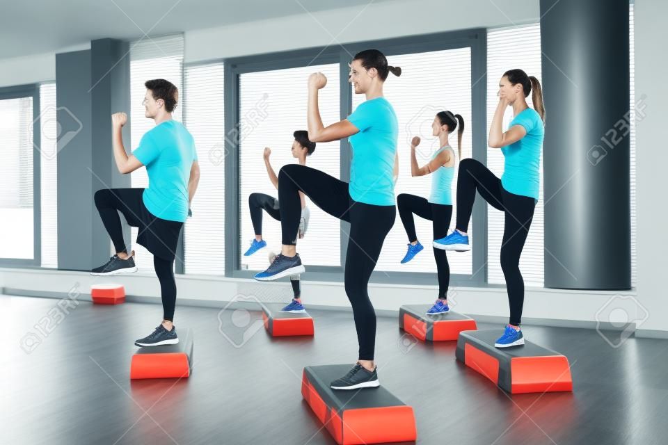 健身健美操运动训练和人的概念的群体工作与步进健身房