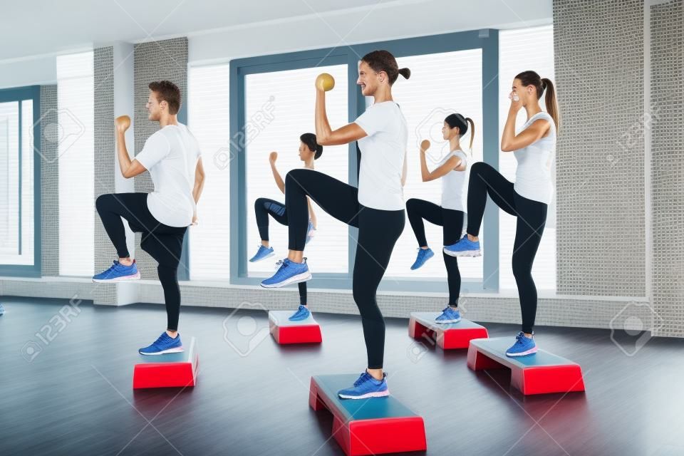 健身健美操运动训练和人的概念的群体工作与步进健身房