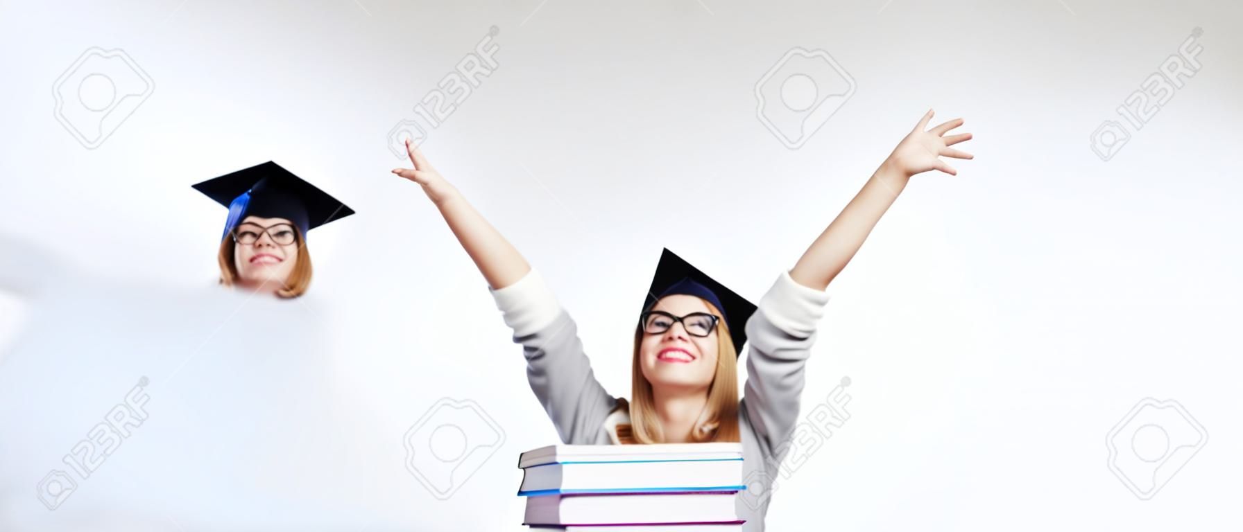 conceito de educação - imagem de estudante feliz no boné de graduação com pilha de livros