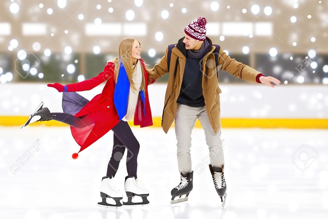 사람들, 우정, 스포츠 및 레저 개념 - 스케이트장에 행복한 커플 손을 잡고