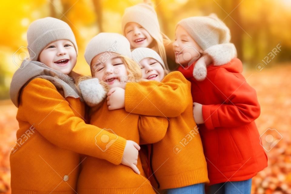 童年休闲友谊与人概念——秋季公园拥抱快乐儿童小组