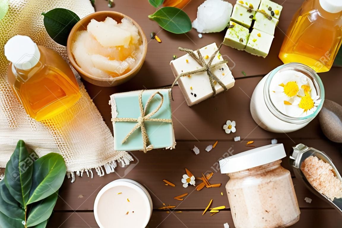 schoonheid, spa, therapie, natuurlijke cosmetica en wellness concept - close-up van lichaamsverzorging cosmetische producten op hout