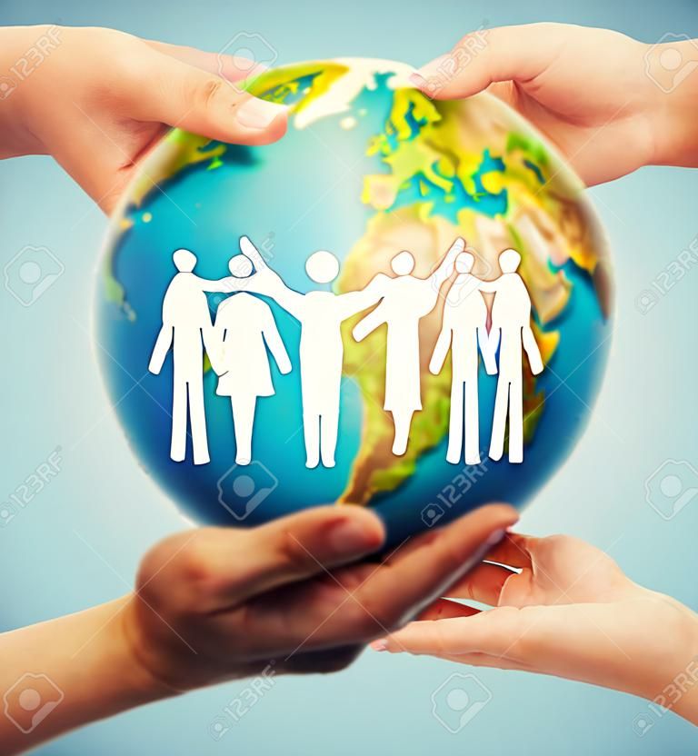 人类地理、人口与和平理念——用地球近距离的人类手来表示蓝色背景下的美洲大陆