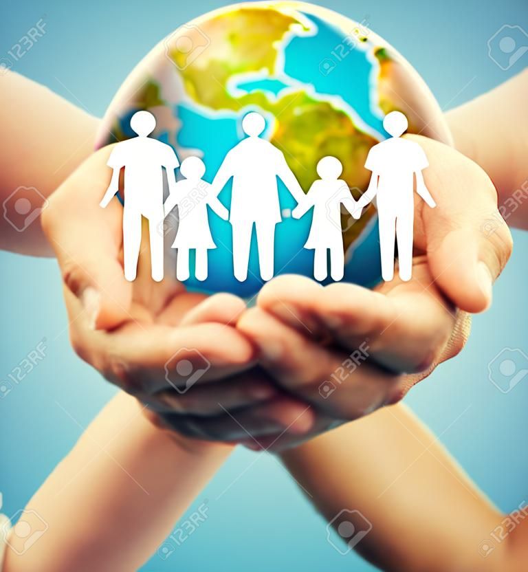 la gente, la geografía, la población y la paz concepto - cerca de las manos del hombre con el planeta tierra mostrando continente americano sobre fondo azul