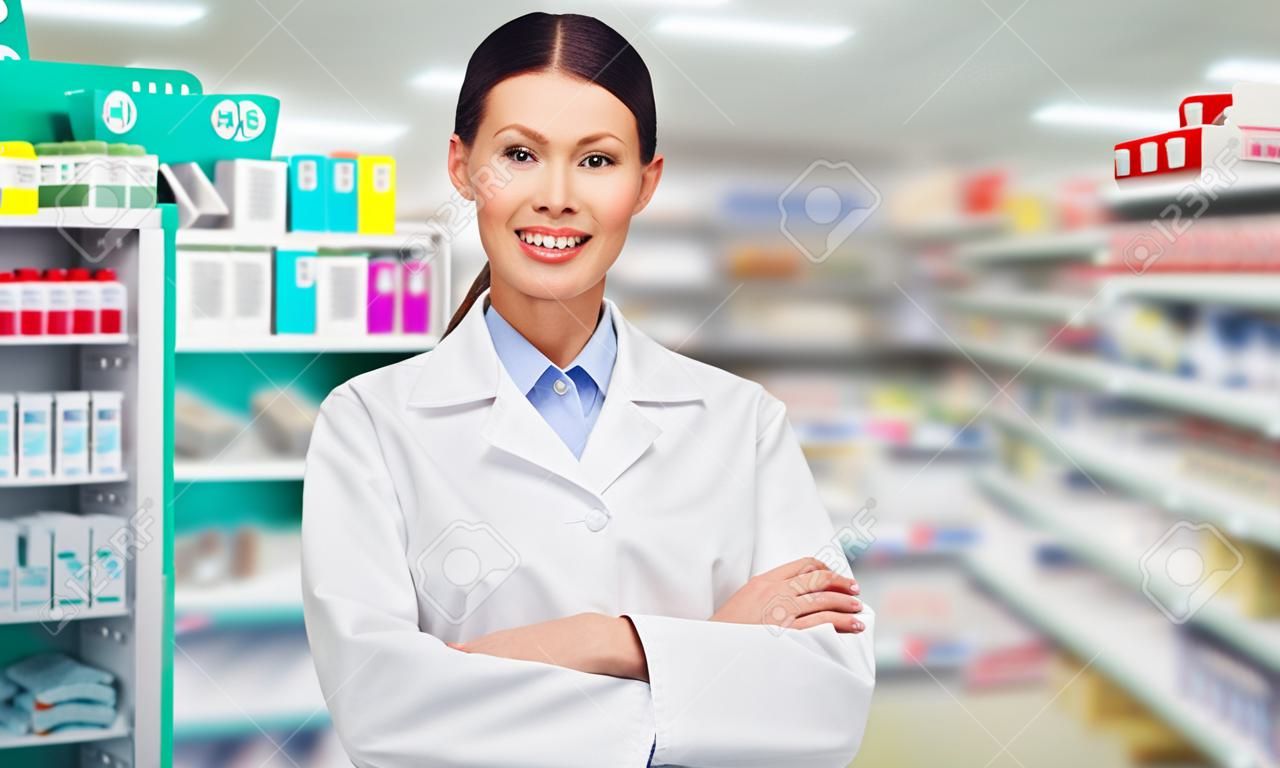 Medizin, Pharmazie, Menschen, Gesundheitswesen und Pharmakologie Konzept - glückliche junge Frau Apotheker über Apotheke Hintergrund