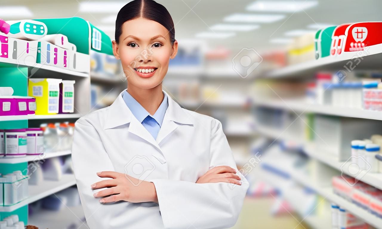medicina, farmacia, la gente, la atención médica y el concepto de la farmacología - feliz mujer joven sobre el fondo farmacéutico farmacia