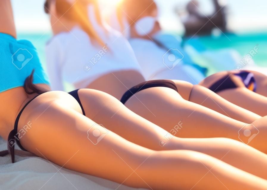 여름 휴가, 휴일, 여행 및 사람들이 개념 - 해변에서 다시 거짓말을 젊은 여성의 닫습니다