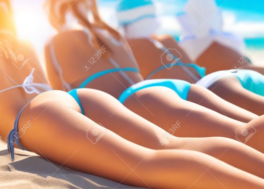 letnie wakacje, wakacje, podróże i ludzie pojęcie - zamknąć się z młodych kobiet leżących na plaży z powrotem