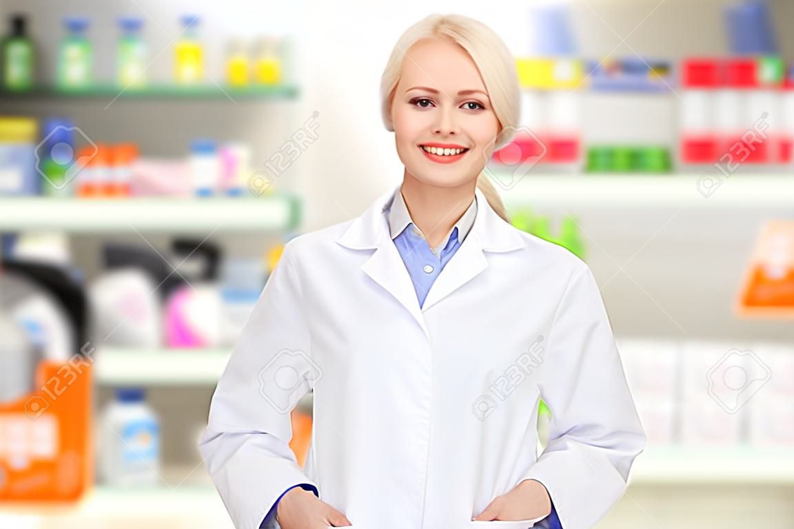 medycyna, farmacja, ludzie, opieki zdrowotnej i farmakologii koncepcja - szczęśliwa młoda kobieta farmaceuta ponad drogerii tle