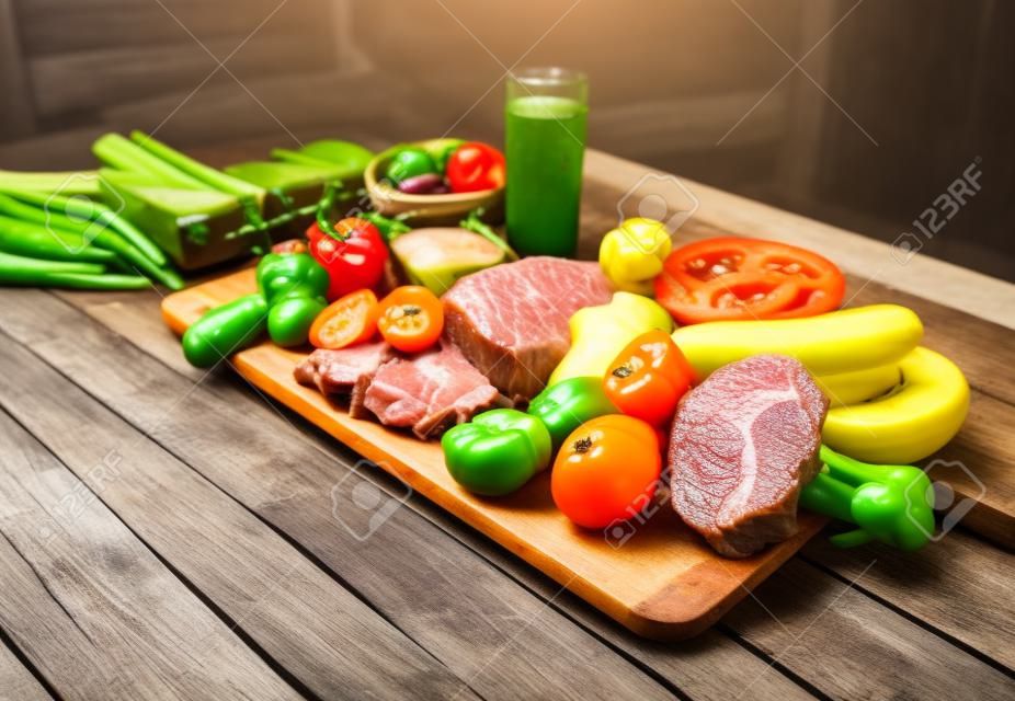 ausgewogene Ernährung, Kochen, kulinarisch und Food-Konzept - Nahaufnahme von Gemüse, Obst und Fleisch auf Holztisch