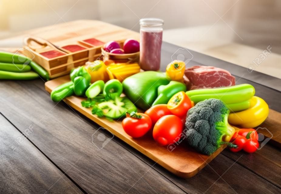 dieta equilibrata, cucina, concetto culinario e cibo - close up di verdure, frutta e carne sul tavolo di legno