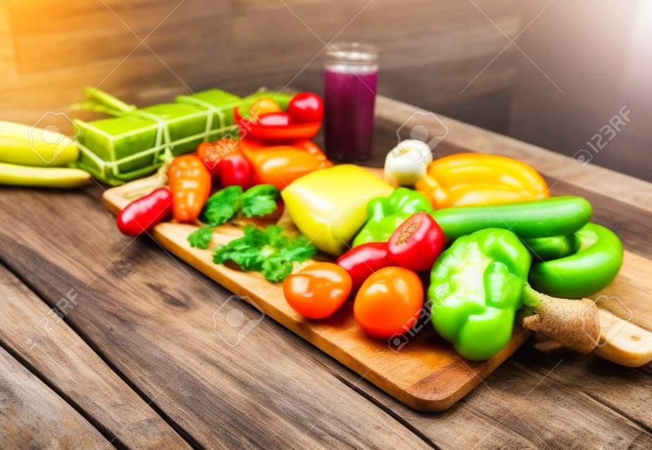 dieta equilibrada, cocinar, concepto culinario y comida - cerca de verduras, frutas y carne en la mesa de madera