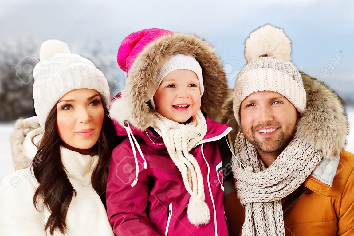 生兒育女，時尚，季節和人的概念 - 幸福的家庭的孩子在冬天的衣服在戶外