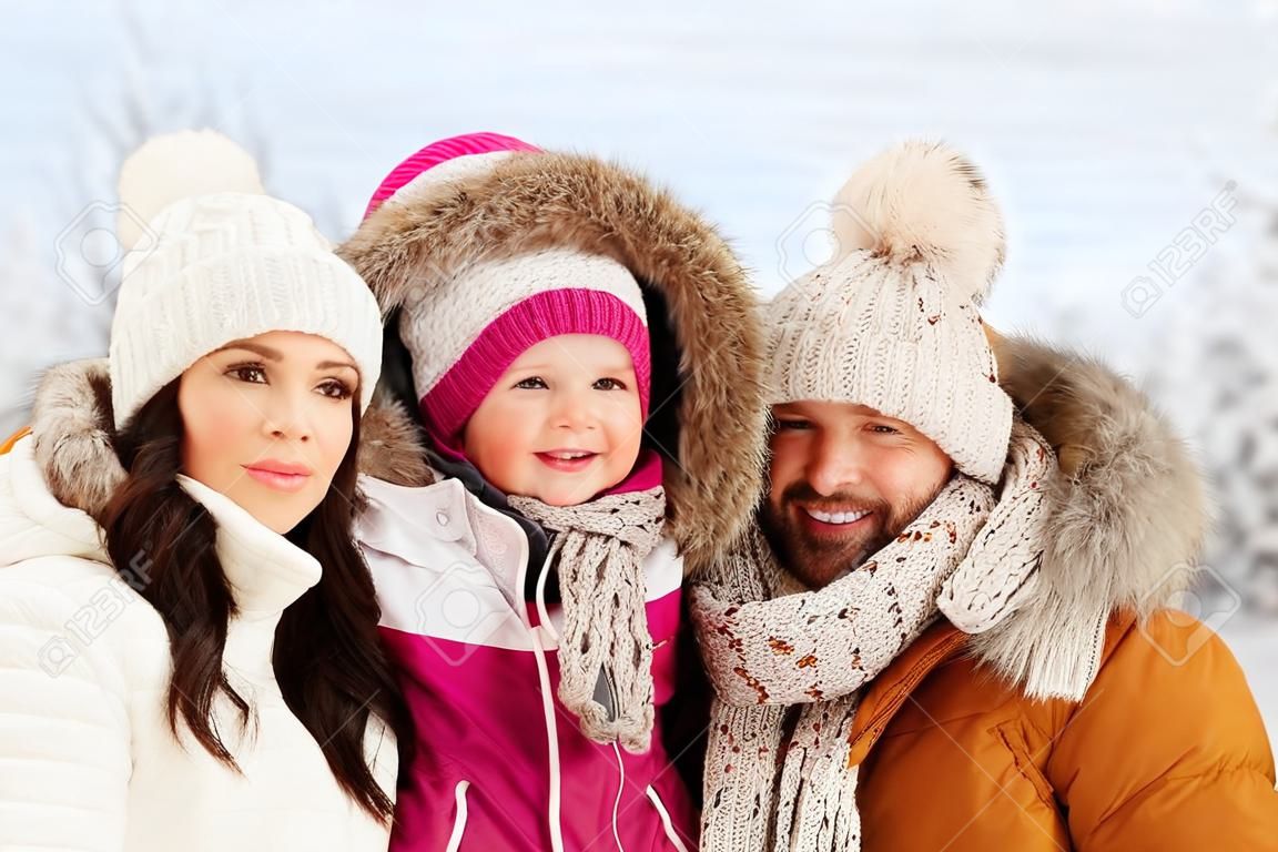 生兒育女，時尚，季節和人的概念 - 幸福的家庭的孩子在冬天的衣服在戶外