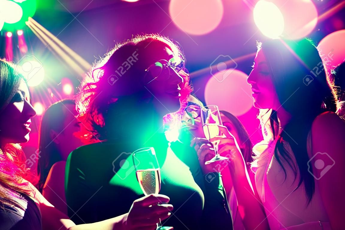 Imprezowe wakacje, świętowanie życia nocnego i koncepcja ludzi, uśmiechnięci przyjaciele przy kieliszkach szampana w klubie