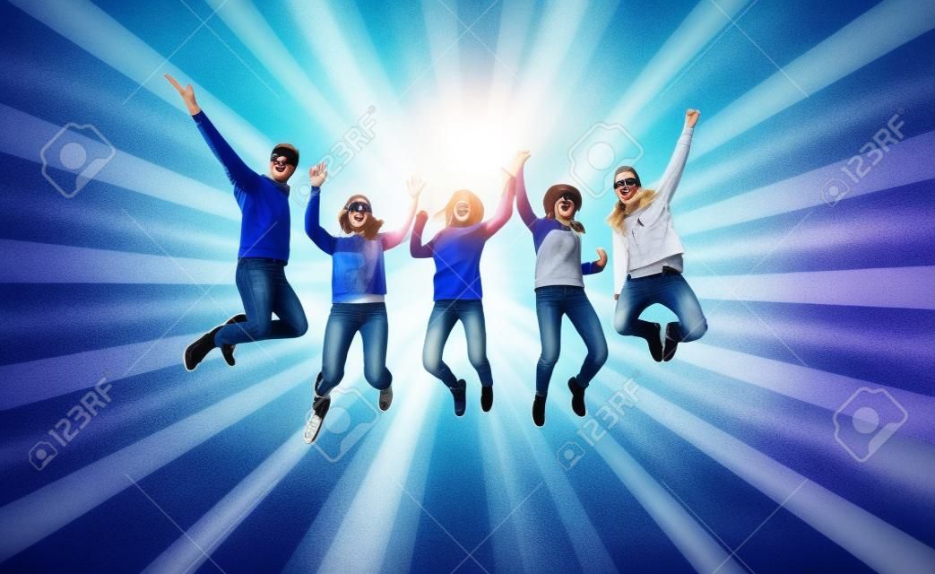 las personas, la libertad, la felicidad y el concepto de adolescentes - grupo de amigos felices con gafas de sol salto de altura sobre fondo azul los rayos de ráfaga