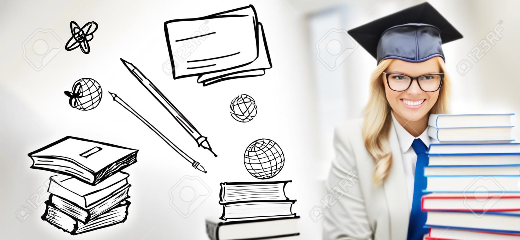 Bildung, Schule, Graduierung und Menschen Konzept - glücklich Student Mädchen oder eine Frau in der Graduierung Kappe mit Stapel Bücher über Doodles