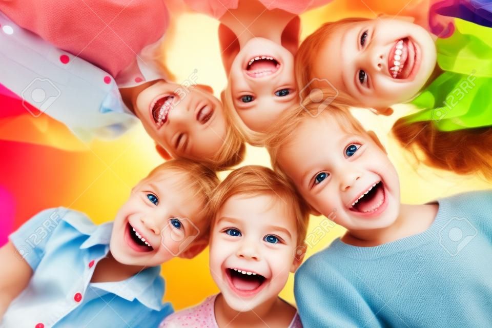 Concepto De La Infancia, La Moda Y La Gente - Niño Sonriente Feliz En  Camiseta De Polo Verde Fotos, retratos, imágenes y fotografía de archivo  libres de derecho. Image 60346572