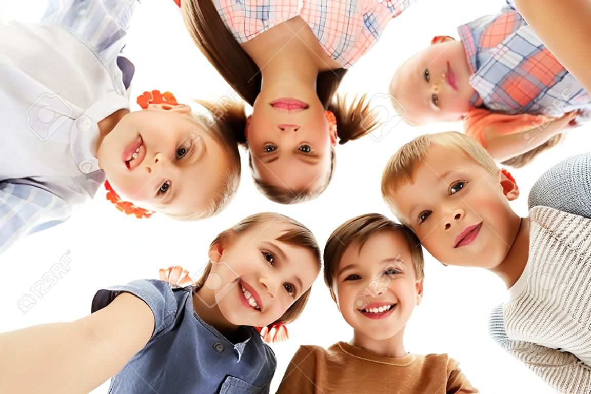 Kindheit, Mode, Freundschaft und die Menschen Konzept - glücklich lächelnde Kinder Gesichter