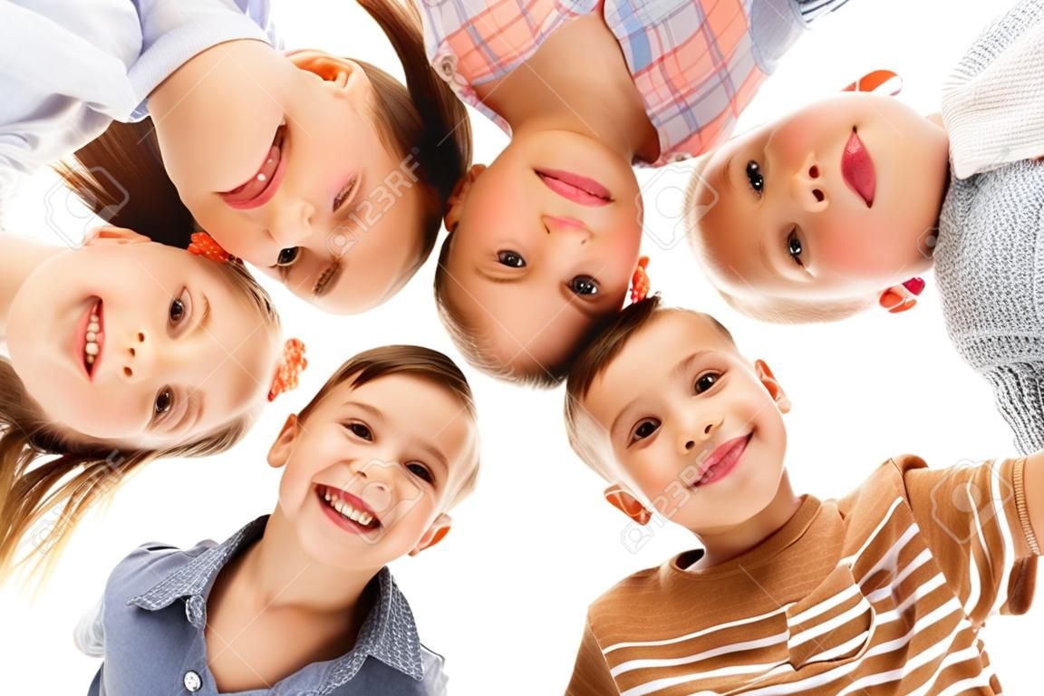 kindertijd, mode, vriendschap en mensen concept - vrolijke glimlachende kinderen gezichten