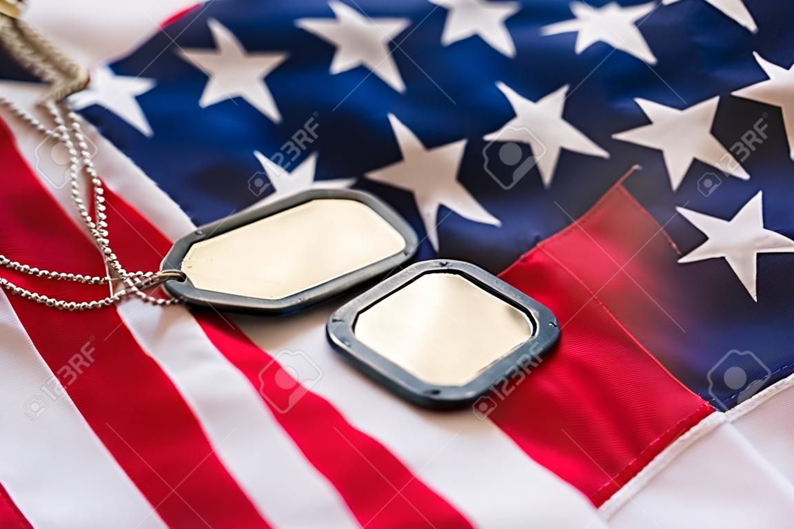 軍隊、軍事サービス、愛国心と愛国心のコンセプト - アメリカの旗、兵士のバッジのクローズ アップ