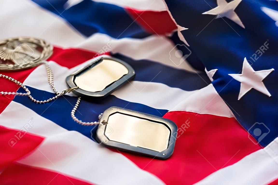 軍隊、軍事サービス、愛国心と愛国心のコンセプト - アメリカの旗、兵士のバッジのクローズ アップ