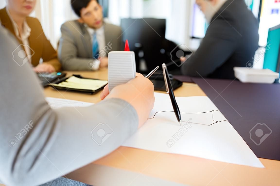 concepto de personas y finanzas - cliente con aplicación de escritura con lápiz y papel en la oficina bancaria