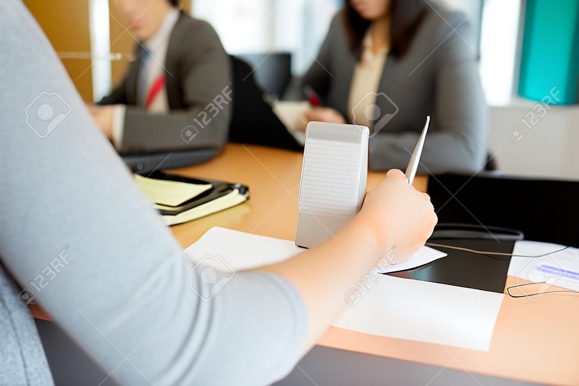 사람과 금융 개념 - 은행 사무실에서 응용 프로그램을 작성하는 펜 및 종이 고객