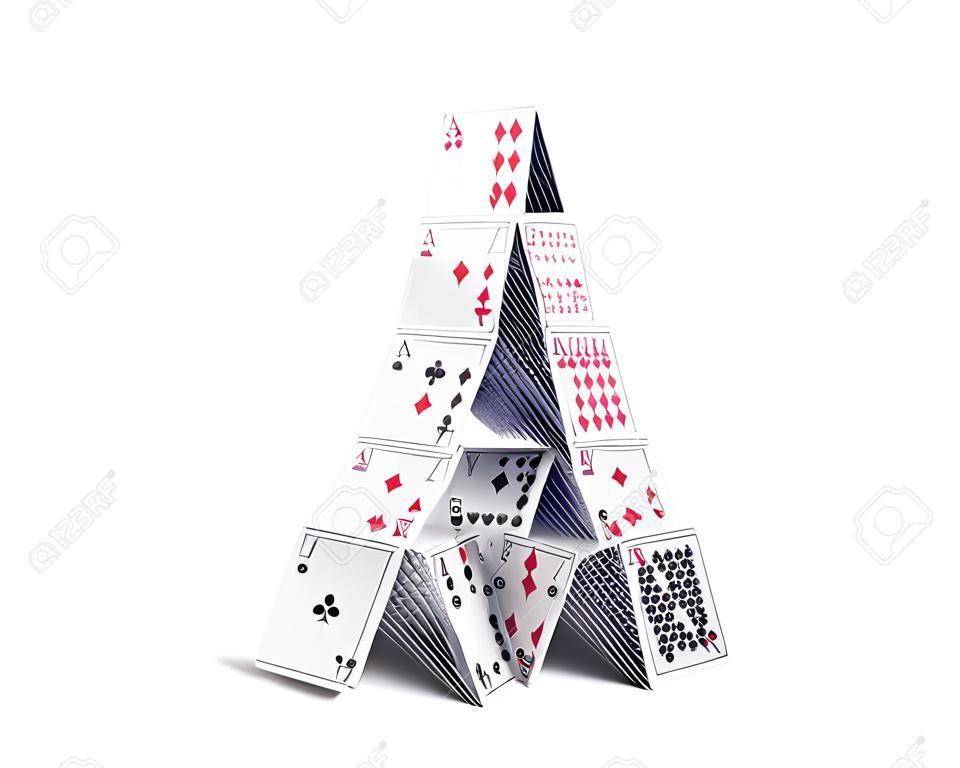 カジノ、ギャンブル、チャンス、危険と不安の概念 - 白い背景の上のトランプの家のゲーム