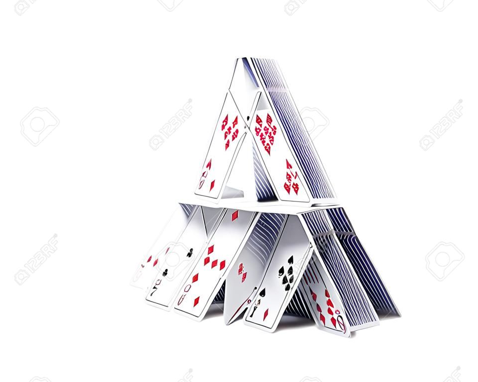 casino, jeu, jeux de hasard, danger et insécurité concept - maison de cartes à jouer sur fond blanc