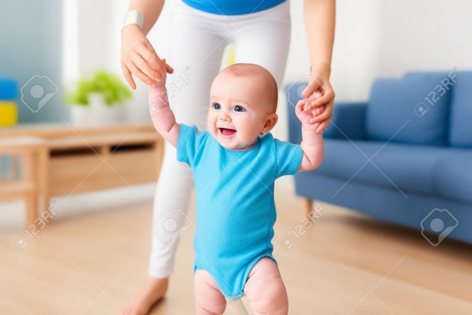 gelukkig baby leren lopen met moeder hulp