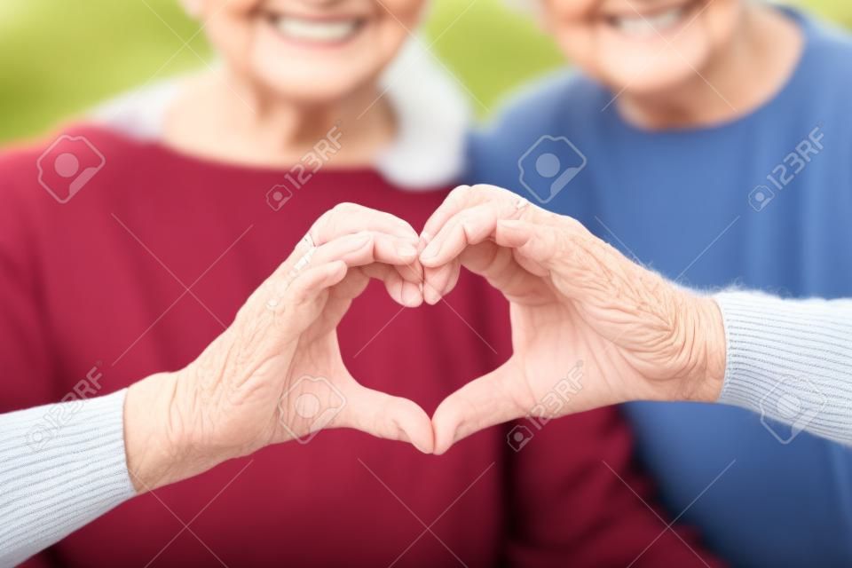 close-up van senior paar tonen hand hart teken