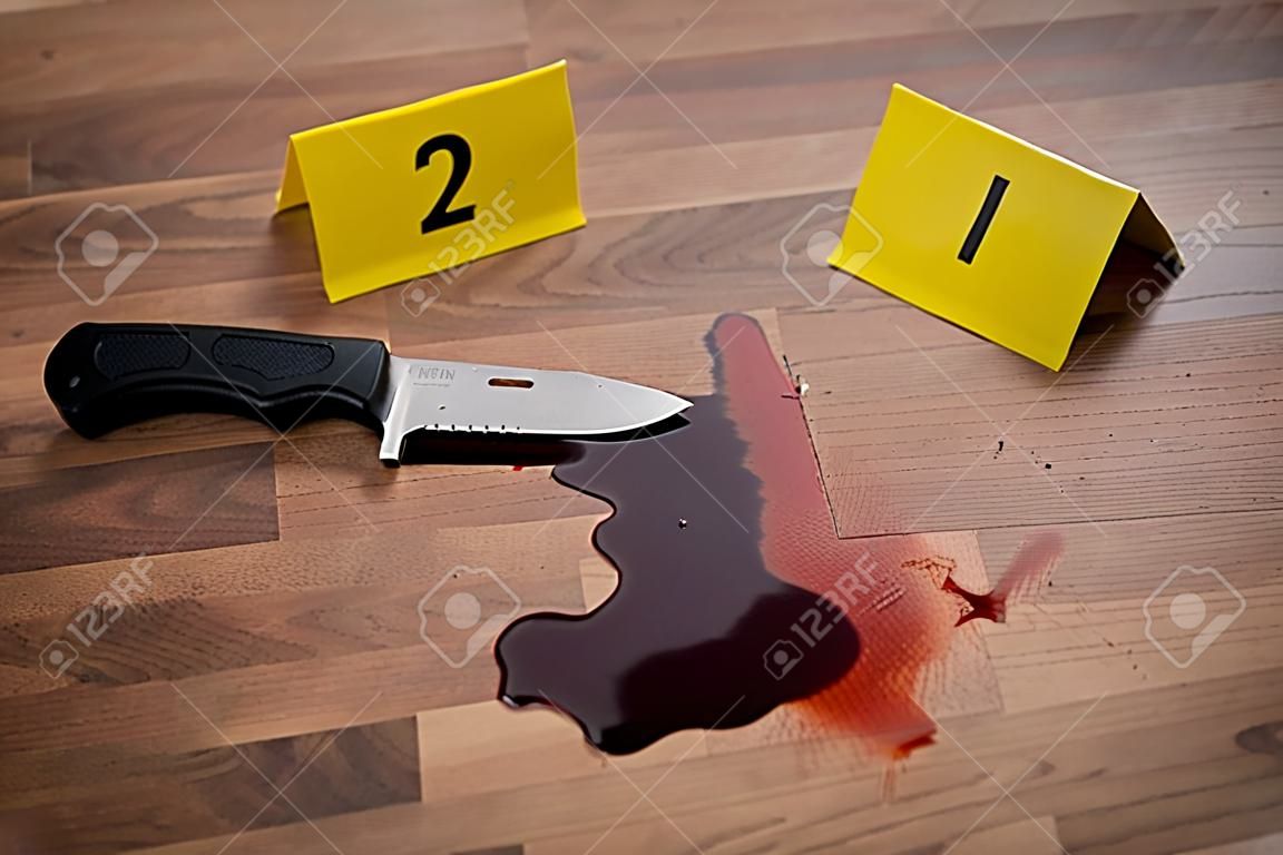 犯罪現場で血液中のナイフと証拠マーカー