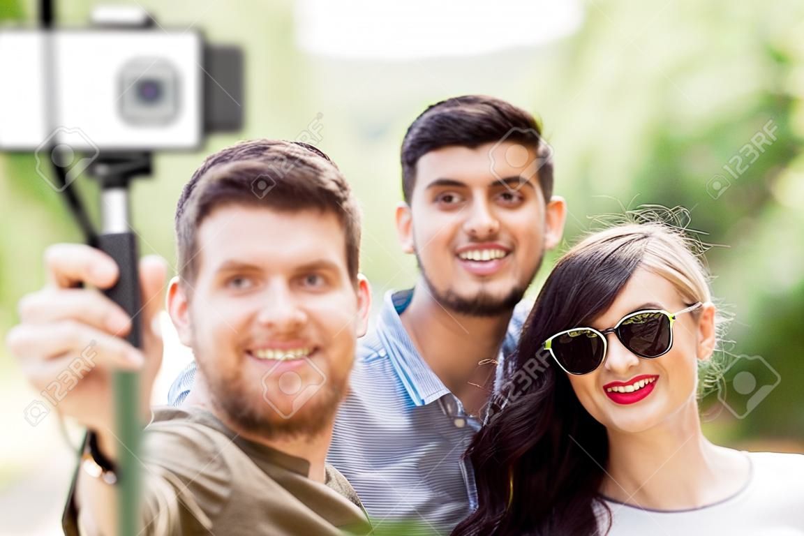amici che scattano foto da selfie stick in estate