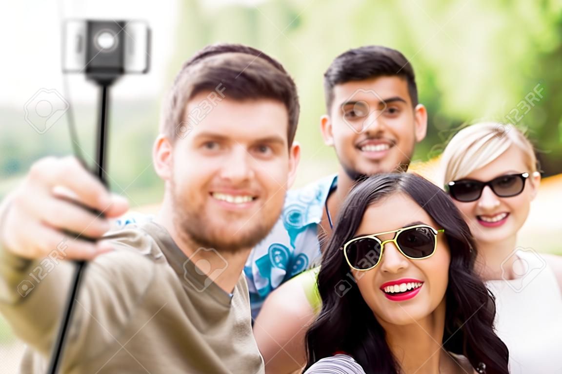 vrienden maken foto door selfie stick in de zomer