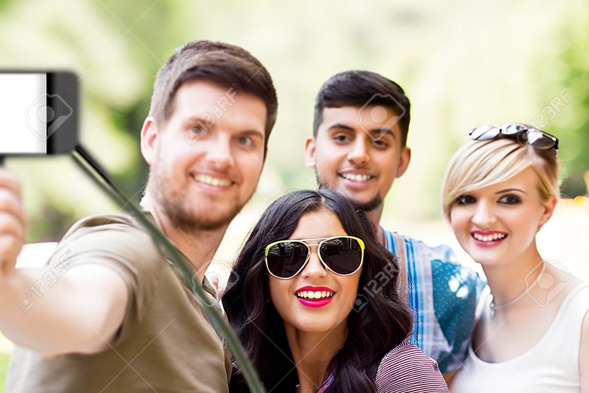 vrienden maken foto door selfie stick in de zomer