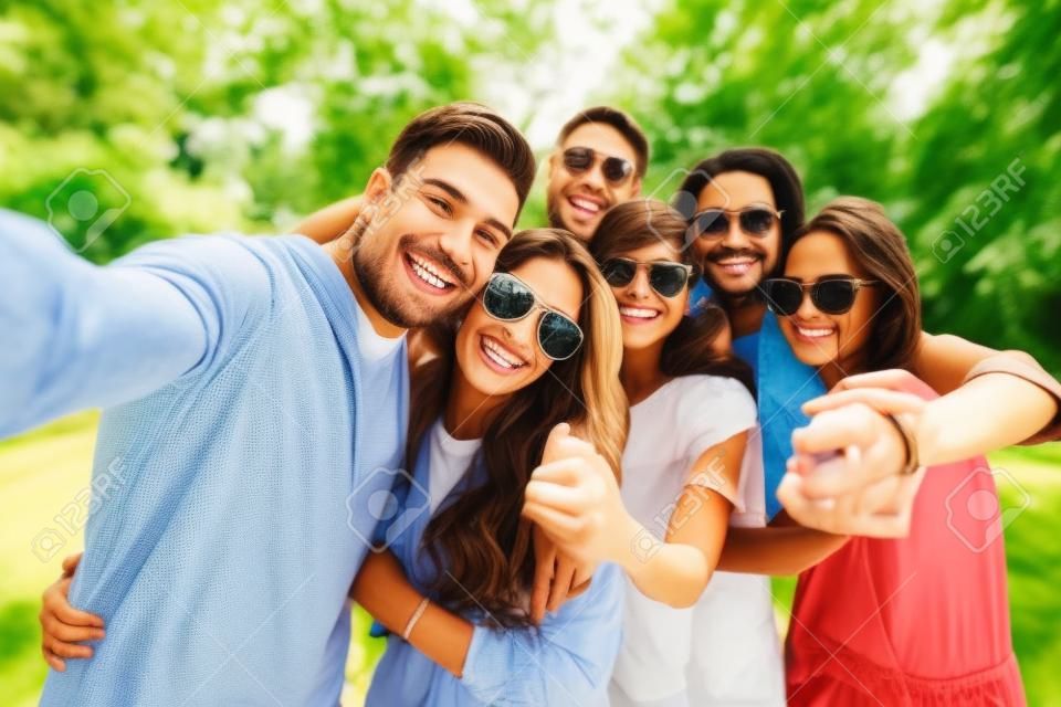 glückliche Freunde, die im Sommer Selfie im Freien nehmen