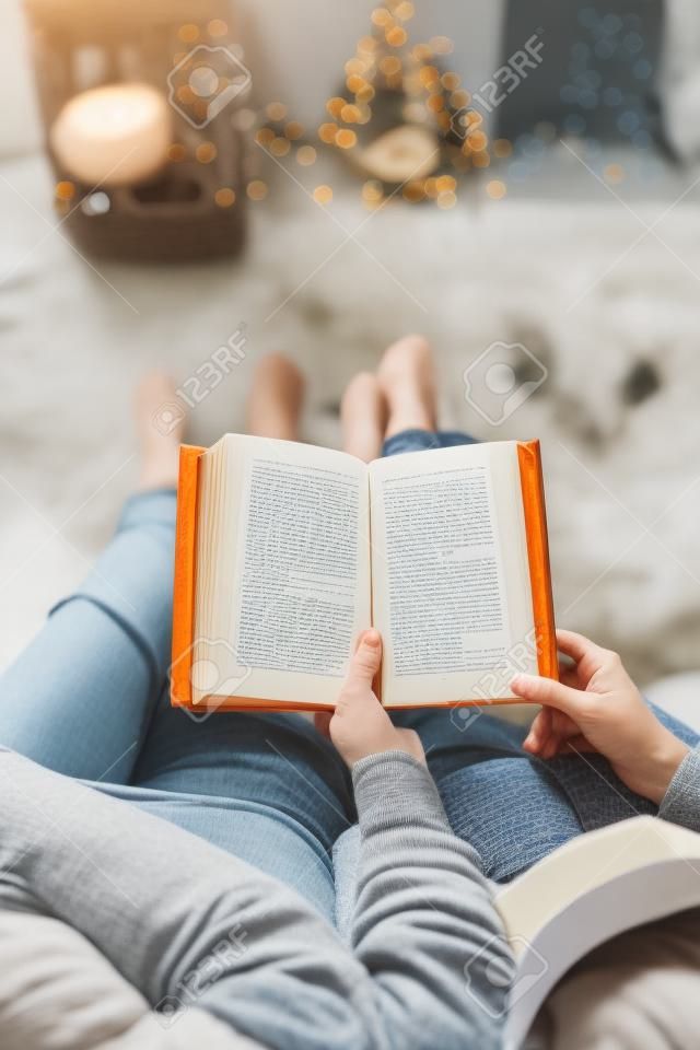 Nahaufnahme eines Paares, das zu Hause ein Buch liest?