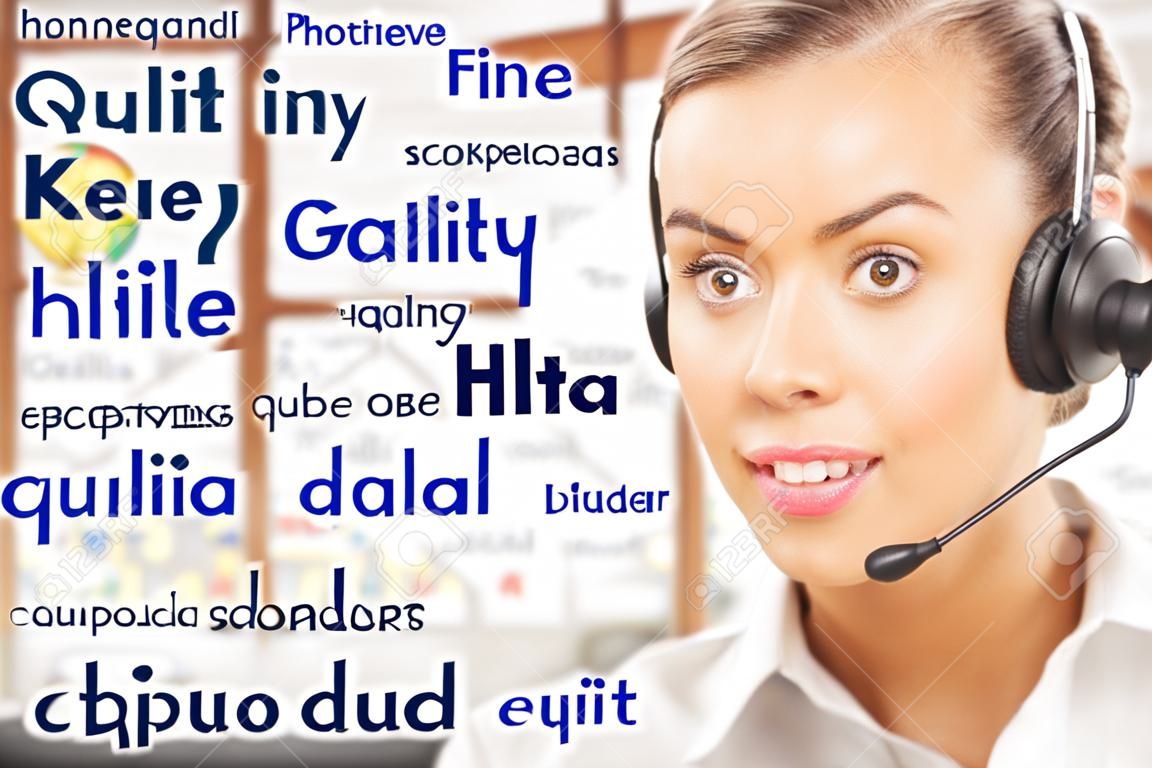mujer en auriculares sobre palabras en idiomas extranjeros