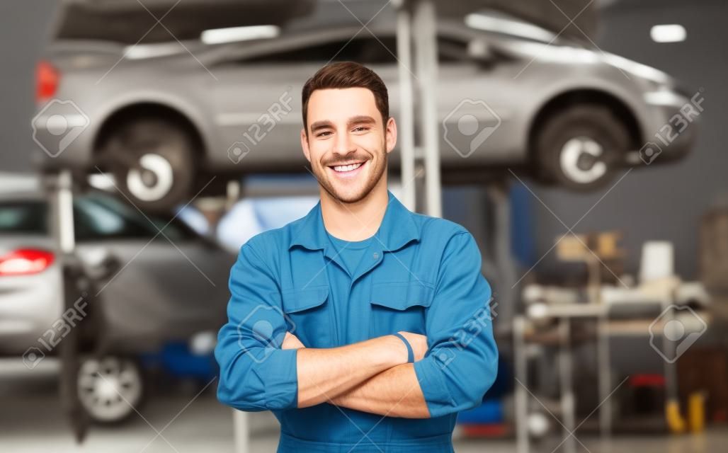 Heureux homme mécanicien automobile ou forgeron à l'atelier automobile