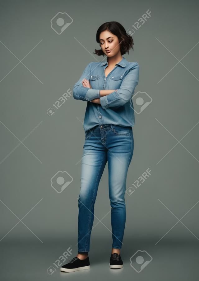 jovem, mulher, em, camisa jeans, com, cruzado, braços