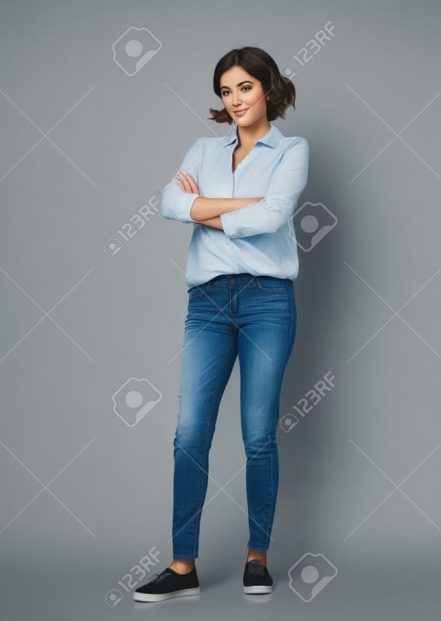 jovem, mulher, em, camisa jeans, com, cruzado, braços