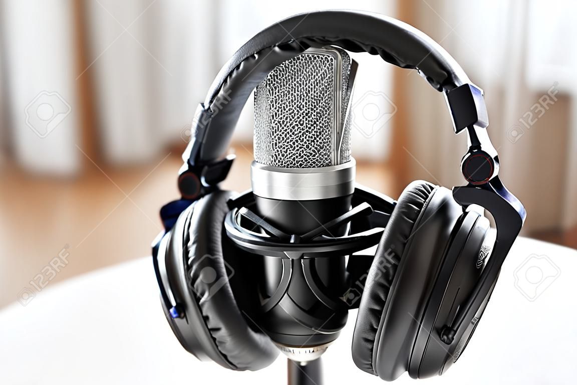 Technik- und Audiogerätekonzept - Kopfhörer und Mikrofon im Homeoffice oder Tonstudio