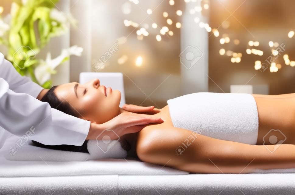 schöne Frau mit Hot-Stone-Massage im Spa
